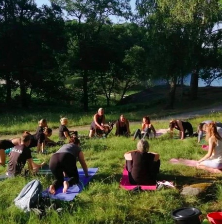 Yoga med killingar