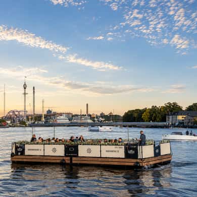 Stockholm: Djurgården 2-hour Live Music Raft Tour 