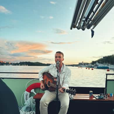 Stockholm: Djurgården 2-hour Live Music Raft Tour 