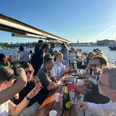 Stockholm: Djurgården 2-hour Live Music Raft Tour 
